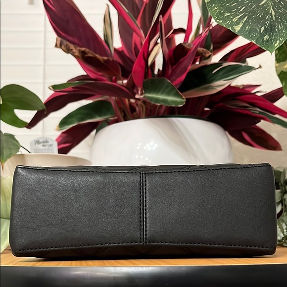 🚨SOLD ELSEWHERE🚨Kate Spade New York Black Quilted Shoulder Bag with Gold Chain - Picture 7 of 14